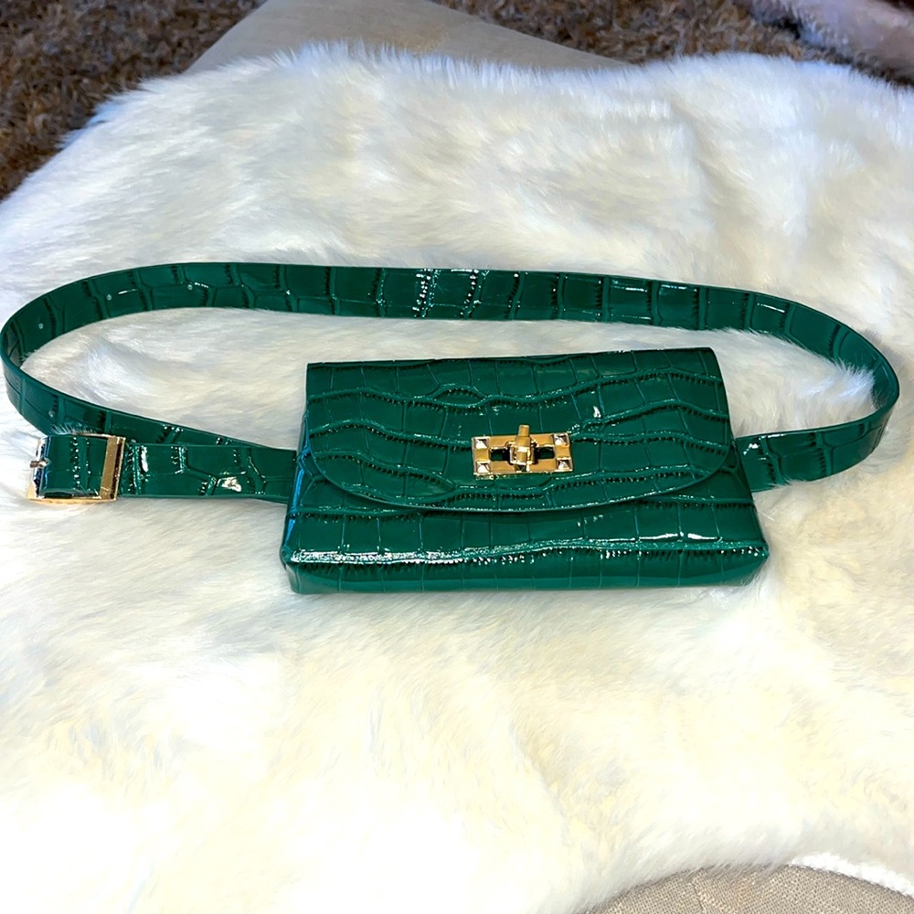 Green faux crocodile belt bag 💚